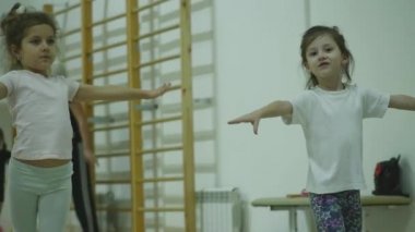 26 Mart 2018. Novosibirsk. Atletizm okulda bir koç ile akşam dersleri