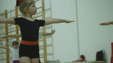 26 Mart 2018. Novosibirsk. Atletizm okulda bir koç ile akşam dersleri