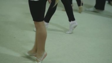 26 Mart 2018. Novosibirsk. Atletizm okulda bir koç ile akşam dersleri