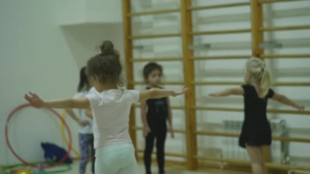 26. März 2018. nowosibirsk. Abendkurse mit einem Trainer an der Leichtathletikschule — Stockvideo