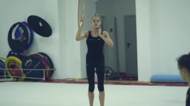 26 Mart 2018. Novosibirsk. Atletizm okulda bir koç ile akşam dersleri