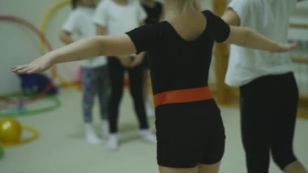 26. März 2018. nowosibirsk. Abendkurse mit einem Trainer an der Leichtathletikschule — Stockvideo