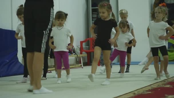 26 Mart 2018. Novosibirsk. Atletizm okulda bir koç ile akşam dersleri — Stok video