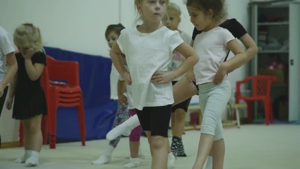 26 de marzo de 2018. Novosibirsk. clases nocturnas con un entrenador en la escuela de atletismo — Vídeo de stock