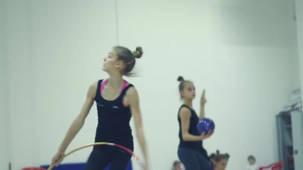 26 mars 2018. Novosibirsk. kvällskurser med en tränare i friidrott skolan — Stockvideo
