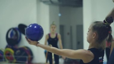 26 Mart 2018. Novosibirsk. Atletizm okulda bir koç ile akşam dersleri