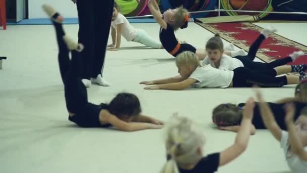 26 mars 2018. Novossibirsk. cours du soir avec un entraîneur à l'école d'athlétisme — Video