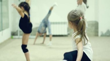 26 Mart 2018. Novosibirsk. Atletizm okulda bir koç ile akşam dersleri