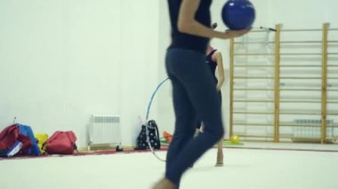 26 Mart 2018. Novosibirsk. Atletizm okulda bir koç ile akşam dersleri