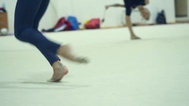 26 Mart 2018. Novosibirsk. Atletizm okulda bir koç ile akşam dersleri