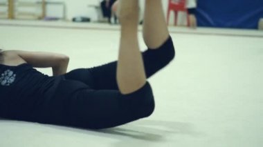 26 Mart 2018. Novosibirsk. Atletizm okulda bir koç ile akşam dersleri