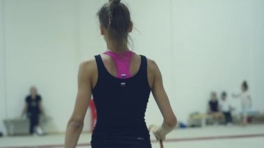 26 Mart 2018. Novosibirsk. Atletizm okulda bir koç ile akşam dersleri