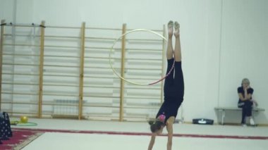 26 Mart 2018. Novosibirsk. Atletizm okulda bir koç ile akşam dersleri
