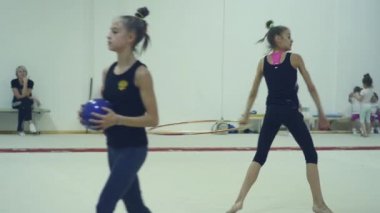 26 Mart 2018. Novosibirsk. Atletizm okulda bir koç ile akşam dersleri