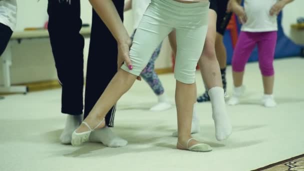 26. März 2018. nowosibirsk. Abendkurse mit einem Trainer an der Leichtathletikschule — Stockvideo