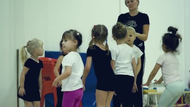 26. März 2018. nowosibirsk. Abendkurse mit einem Trainer an der Leichtathletikschule — Stockvideo