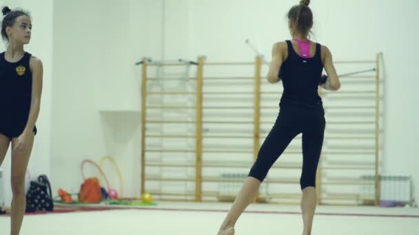 26 mars 2018. Novossibirsk. cours du soir avec un entraîneur à l'école d'athlétisme — Video