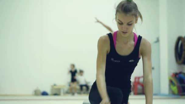 26 mars 2018. Novossibirsk. cours du soir avec un entraîneur à l'école d'athlétisme — Video