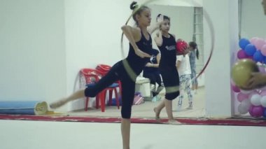 26 Mart 2018. Novosibirsk. Atletizm okulda bir koç ile akşam dersleri