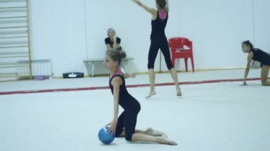26 Mart 2018. Novosibirsk. Atletizm okulda bir koç ile akşam dersleri