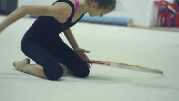 26 mars 2018. Novosibirsk. kvällskurser med en tränare i friidrott skolan — Stockvideo