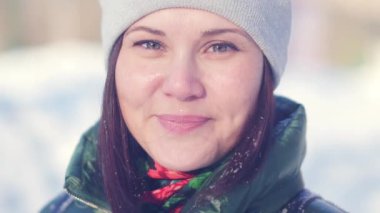 Çekici bir genç kadın kameraya bakarak kış portresi