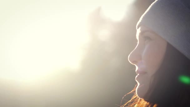 Winterporträt einer charmanten jungen Frau, die in die Kamera blickt — Stockvideo