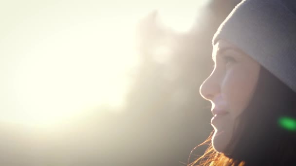 Retrato de inverno de uma jovem encantadora olhando para a câmera — Vídeo de Stock