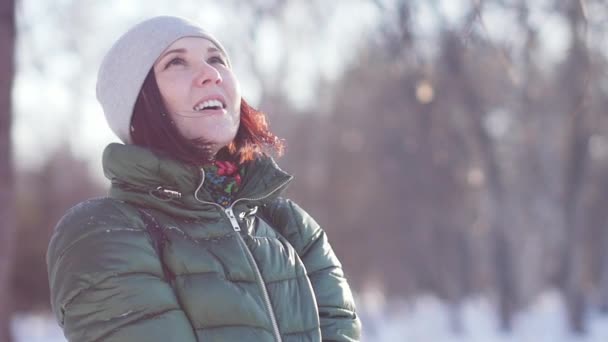 Ung glad kvinna gungade fluffig snö i parken — Stockvideo