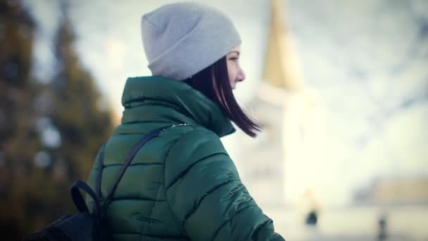 Χειμώνα πορτρέτο του μια όμορφη νεαρή γυναίκα κοιτάζοντας την κάμερα — Αρχείο Βίντεο