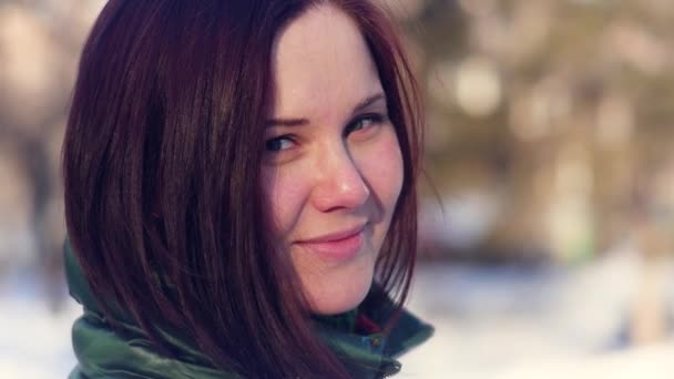 Téli portré egy bájos fiatal nő néz a kamerába — Stock videók