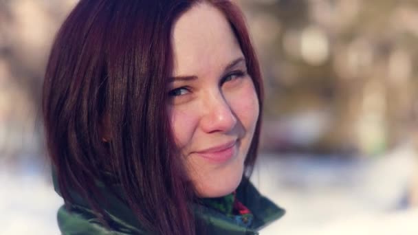 Çekici bir genç kadın kameraya bakarak kış portresi — Stok video