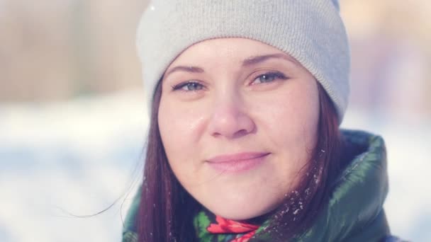 Ritratto invernale di una giovane donna affascinante che guarda la macchina fotografica — Video Stock