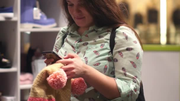 To unge kvinder shoppe i butikken vælge varme vintertøj – Stock-video