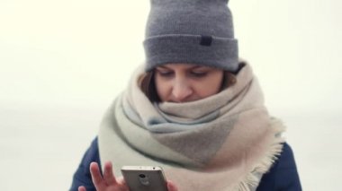 Kızı sokakta geç arkadaş tarafından üzgün bir toplantı için bekliyor, bir ileti yazar