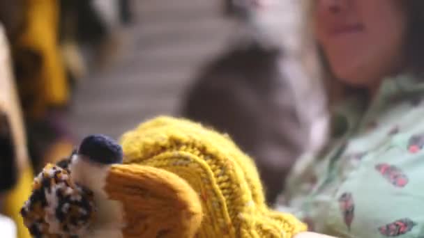 Une jeune femme dans le magasin choisir des vêtements d'hiver chauds — Video