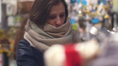 genç bir kadın mağaza seçmek sıcak kış kıyafet