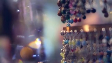 Genç bir kadın bilezik piyasada üzerinde çalışır