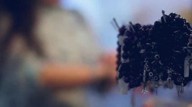 Genç bir kadın bilezik piyasada üzerinde çalışır