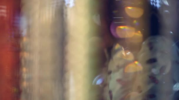 Une jeune femme essaie des bracelets sur le marché 