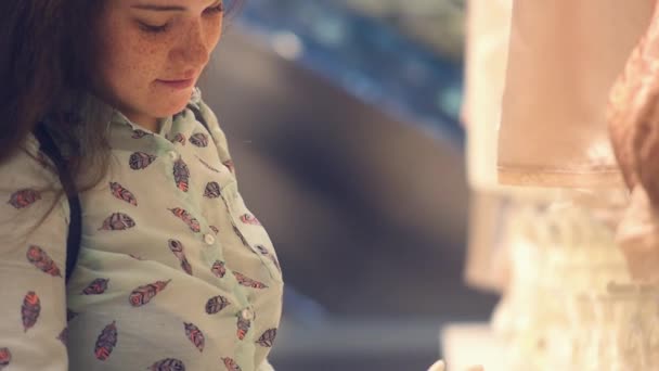 Geschäft für Damenunterwäsche. Frau entscheidet sich für Seidenunterwäsche — Stockvideo