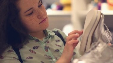 genç bir kadın mağaza seçin demi-sezon Ayakkabı