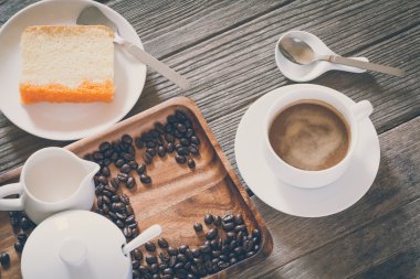 Vintage Film bak: fincan kahve ile kek