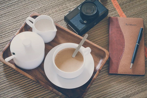 Vintage Film Look: чашка кофе с фотоаппаратом и ноутбуком — стоковое фото