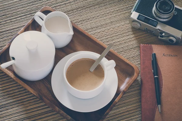 Vintage Film Look: taza de café con cámara y portátil — Foto de Stock