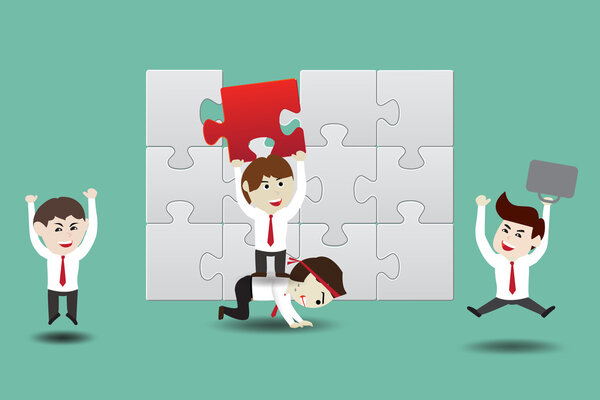 Бизнесмены собирают кусочки головоломки
