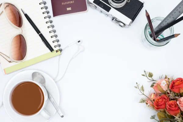 Café con cámara y cuaderno sobre fondo blanco — Foto de Stock