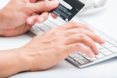 Beyaz çalışma alanı ile kredi kartı numarasını girerek kişi