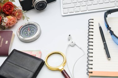 Kamera ve beyaz arka plan üzerinde dizüstü bilgisayar klavye