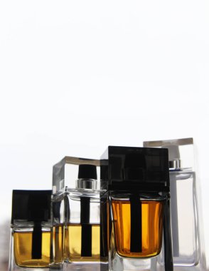 Birkaç erkek parfüm şişe kümesi. Moda ve stil.